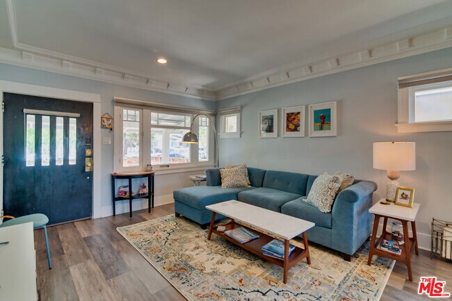 Building Photo - 1304 W 55th St