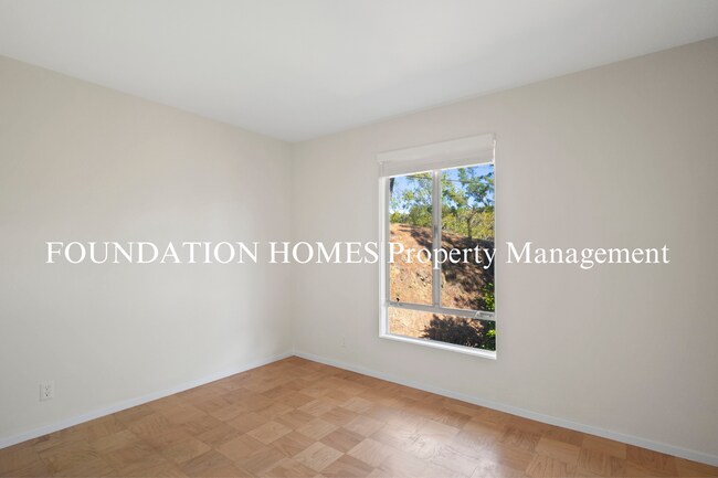 Building Photo - Spacious 3BR End Unit with Enclosed Patio, Balcony & Community Amenities!  FOUNDATION