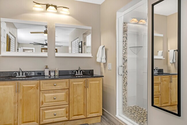 Building Photo - 923 Springdale Cir