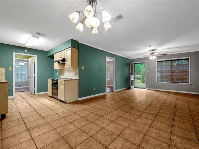 Building Photo - Country Living in Alazan!