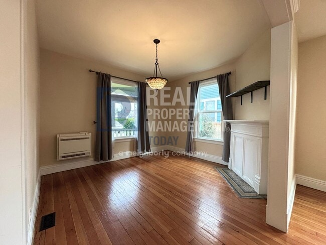 Building Photo - Charming Historic 3 Bedroom!