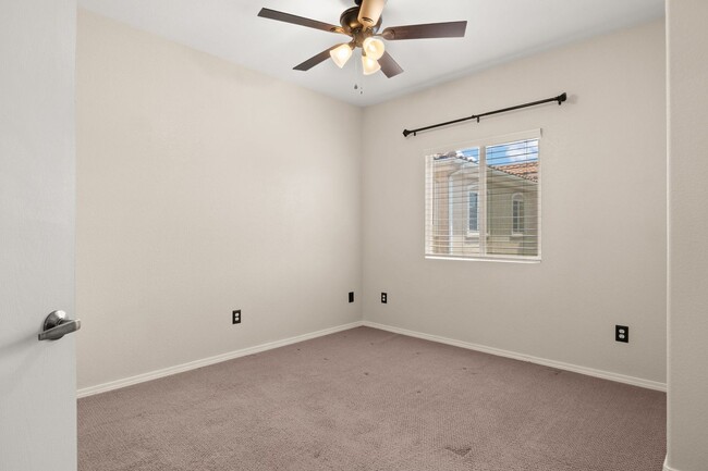 Building Photo - Upscale Condo | 3 Bed / 2 Bath | Garage | ...