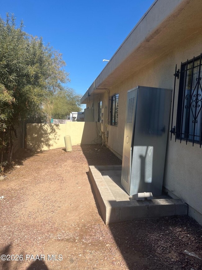 Building Photo - 354 W Delano St