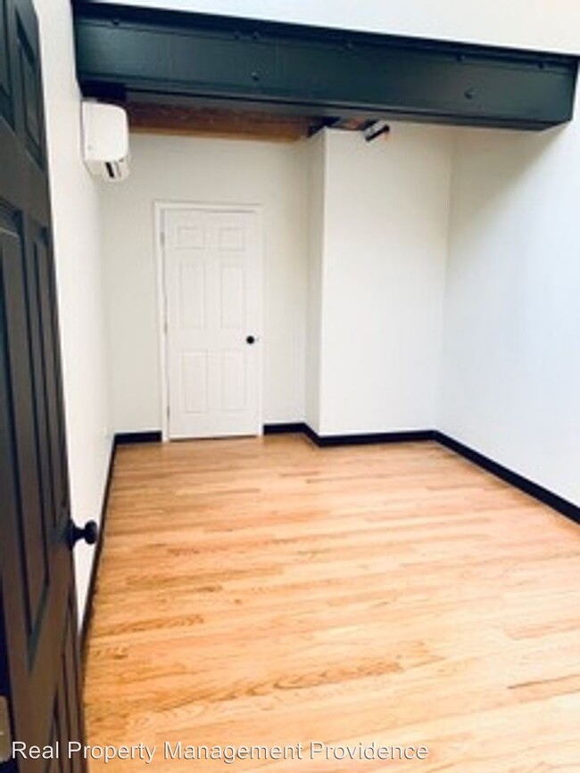 Building Photo - 548 Roosevelt Ave