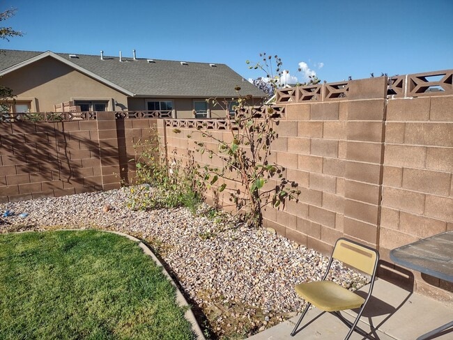 Building Photo - 3 Bedroom 2 Bathroom House