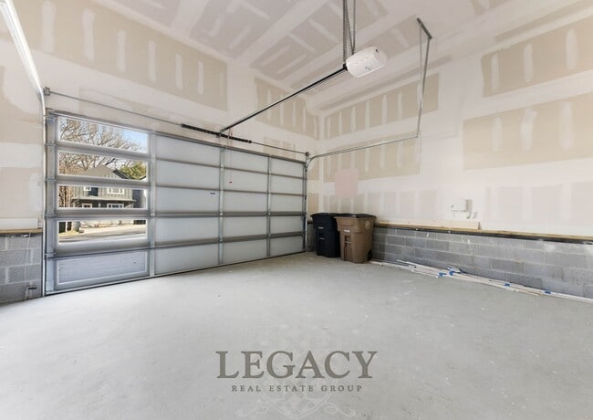 Building Photo - 2027 Rosemary Ln