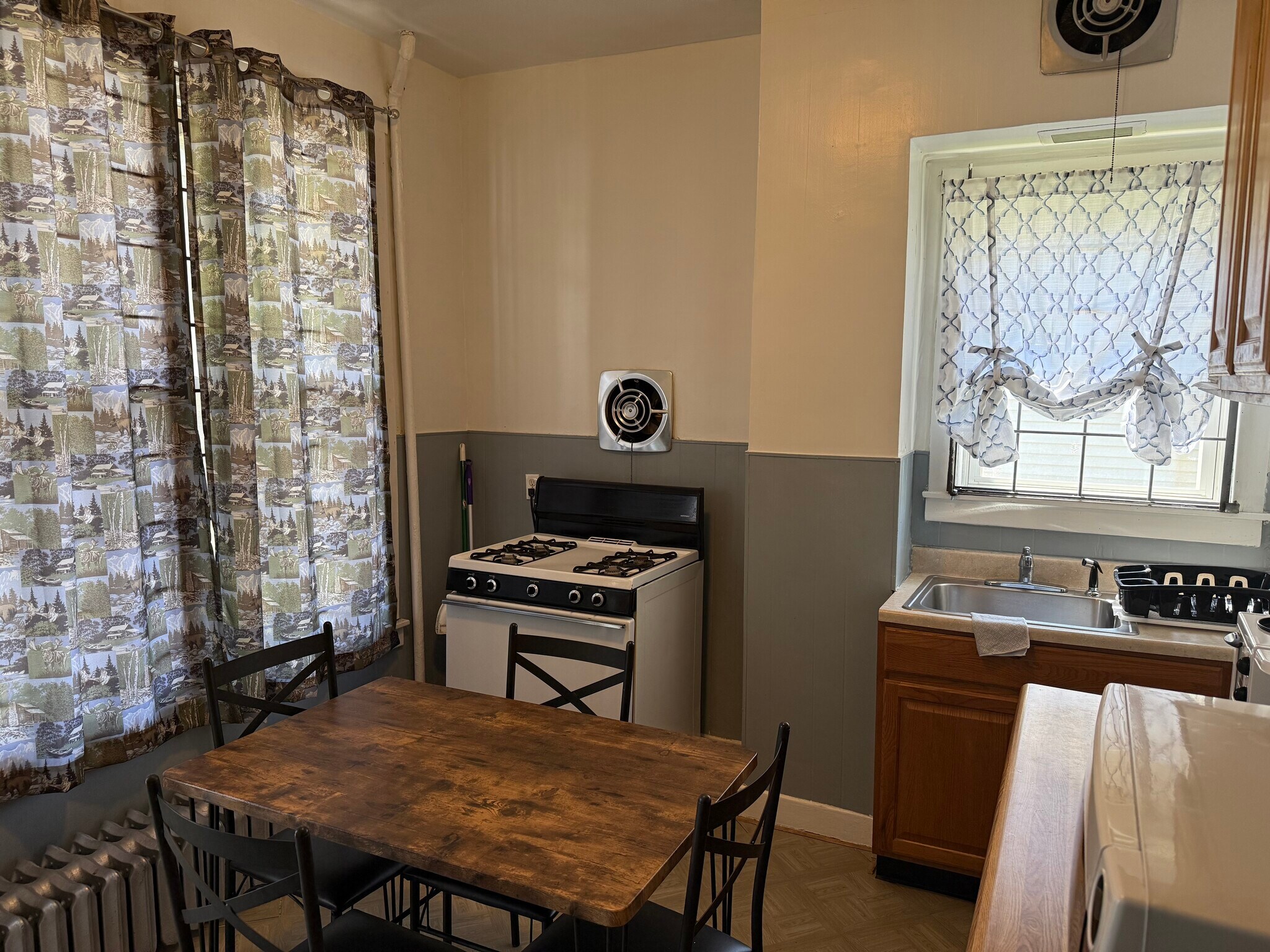 Kitchen - 7351 S Green St