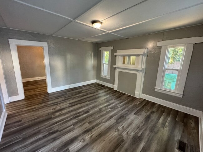 Building Photo - Easy Access to Main Street High Point! - H...