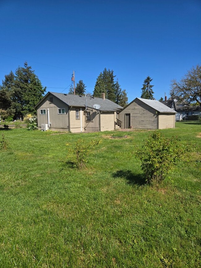 Building Photo - Pet Friendly 2 Bedroom House with a Storag...