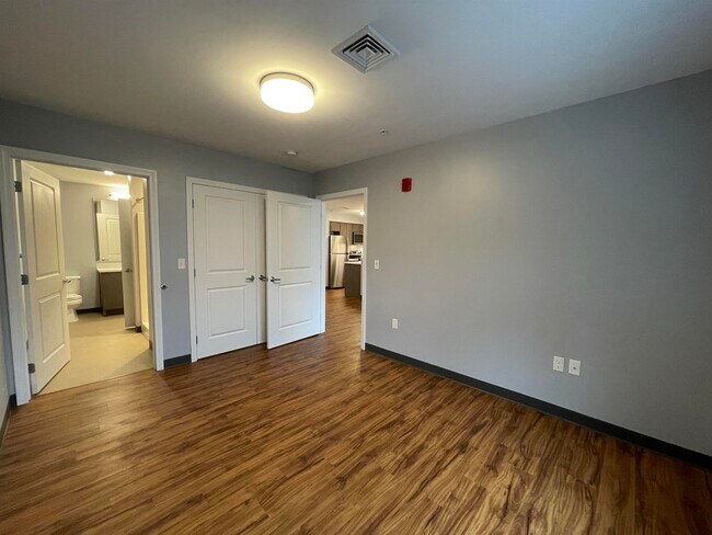 Building Photo - 15 E Ridge Dr