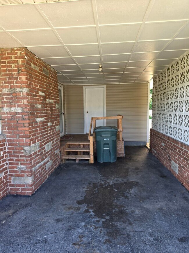 Building Photo - 3/1 in Elizabethton on corner lot in quiet neighborhood