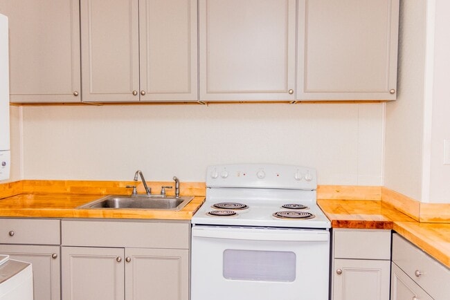 Building Photo - Located Near Regency Mall- A MUST See!