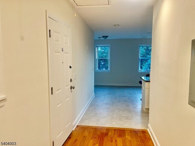 Building Photo - 10 Morton Pl