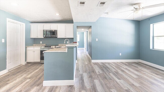 Building Photo - 563 6th St