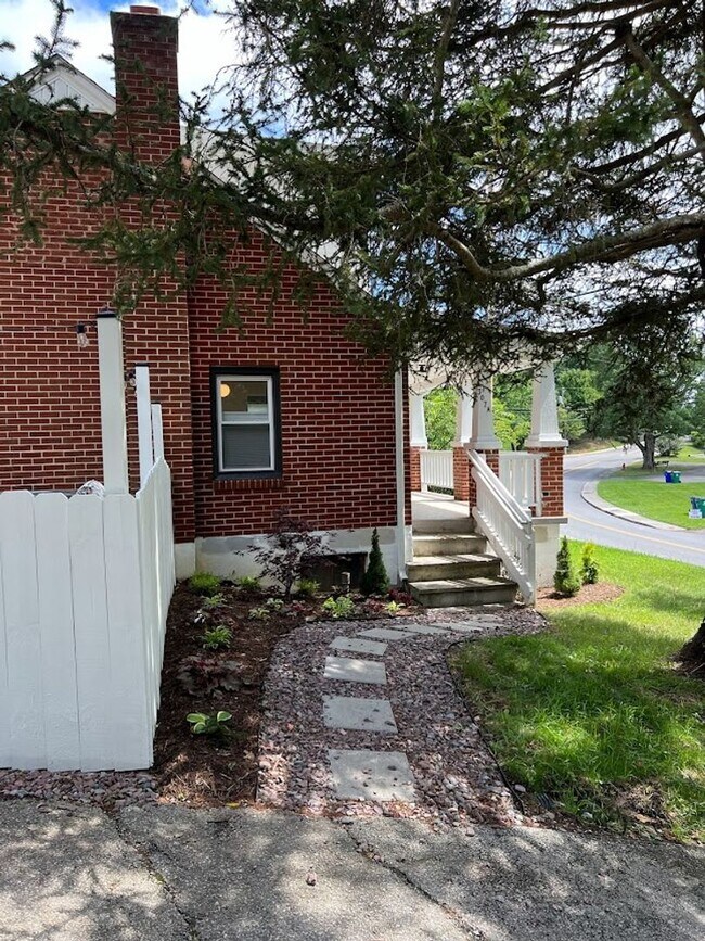 Building Photo - 307 Ellett Rd
