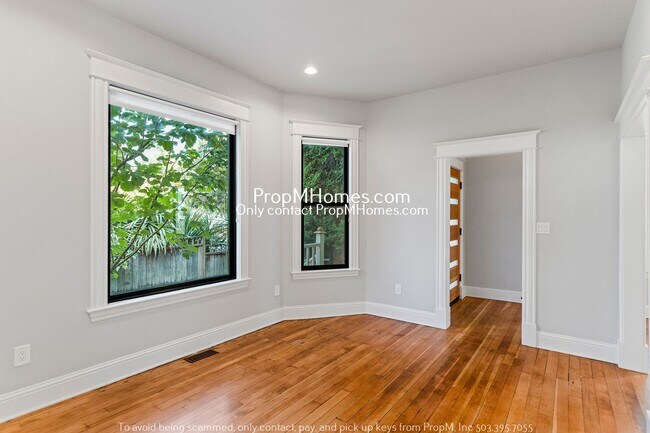 Building Photo - Charming Three Bedroom Home In N Portland!