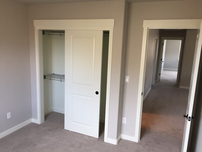 Building Photo - 3 Bed/2.5 Bath Townhome in the Deer Crossi...