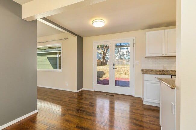 Building Photo - Light-Filled 3BR Home w/ Large Fenced in Yard