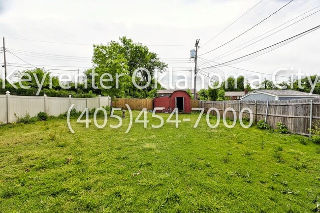 Building Photo - Massive 3BD/2BTH Home Minutes from the Highway.