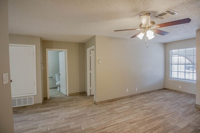 Building Photo - 203 N Scenic Dr