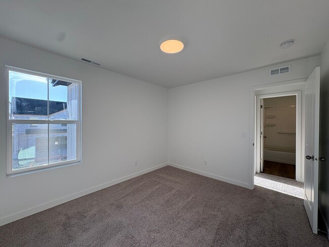 Building Photo - Gorgeous End-Unit Townhome in beautiful Salem!