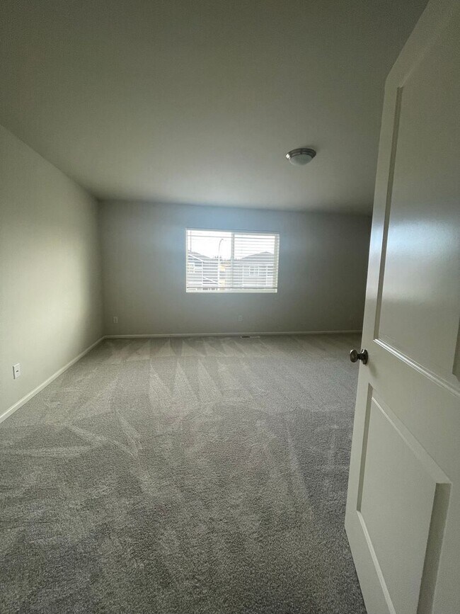 Building Photo - 4 bedrooms + BONUS ROOM And 2.5 baths Tumw...