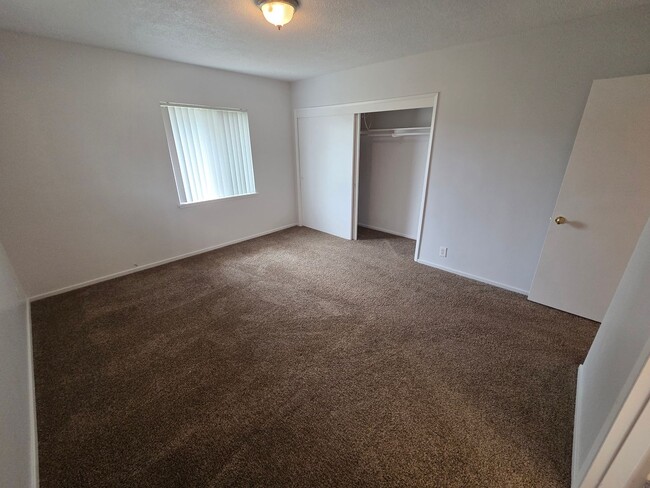 Building Photo - Charter Oak Home with 3 bedrooms, 2.5 baths