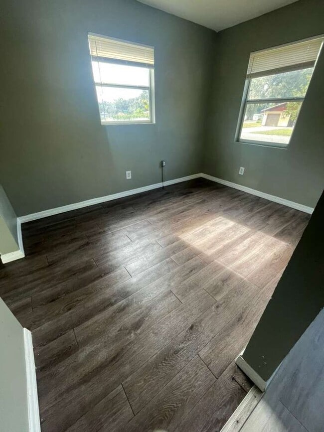 Building Photo - 3/1 Cute cozy single-family home! Apply for FREE This Holiday Season!