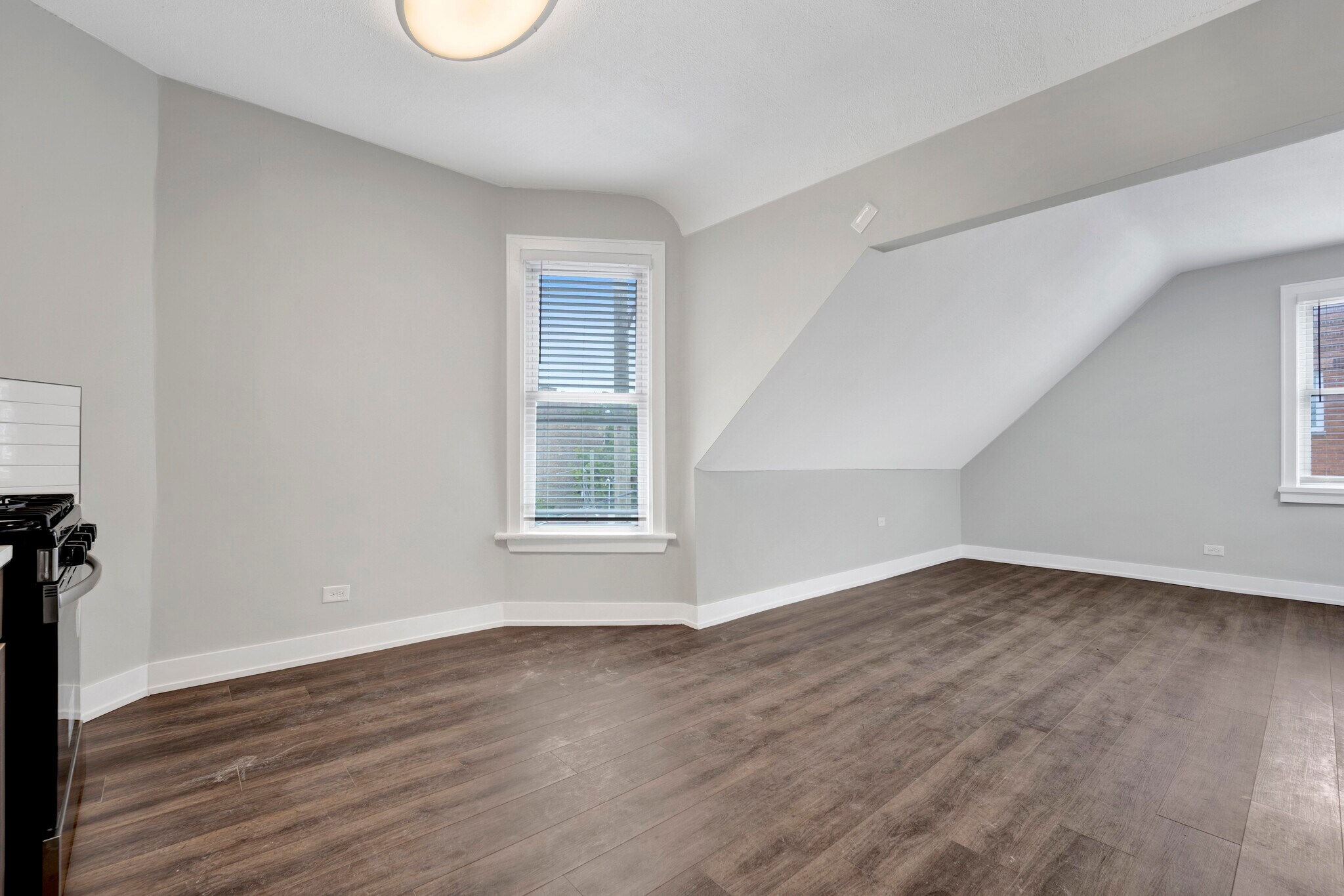 Building Photo - 3040 W Medill Ave
