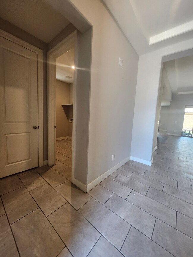 Building Photo - Single Family Home-  5 bedrooms 3 Baths