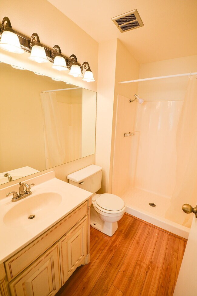 Building Photo - "Charming 3-Bed, 2-Bath Gem in the Heart of Las Vegas - 1311 Sq Ft of Comfort!"