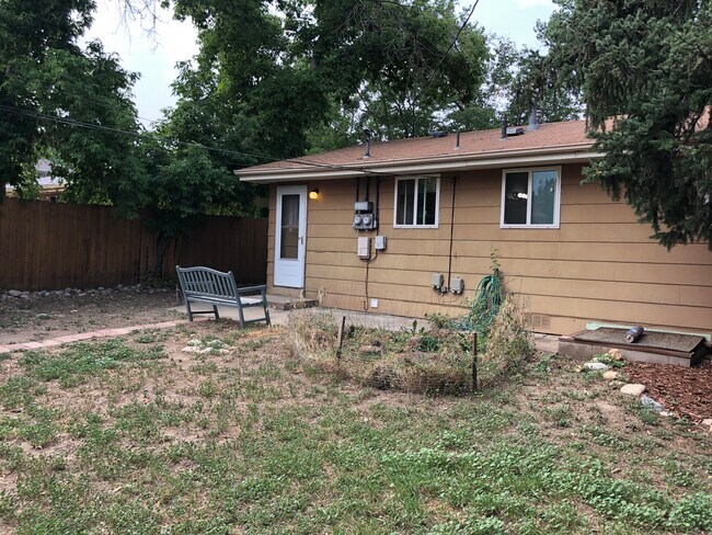 Building Photo - 2250 Grove Cir E