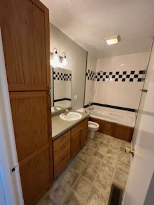 Building Photo - 3 Bed 2 Bath 2 Car Garage plus Bonus Room Available July 31, 2023