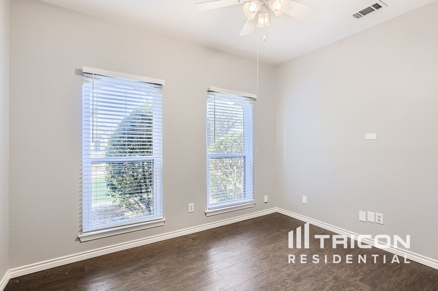 Building Photo - 823 Fox Glen Cir