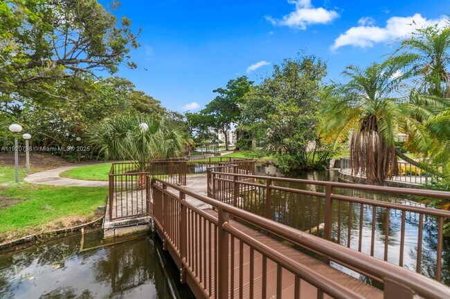 Building Photo - 2311 S Cypress Bend Dr