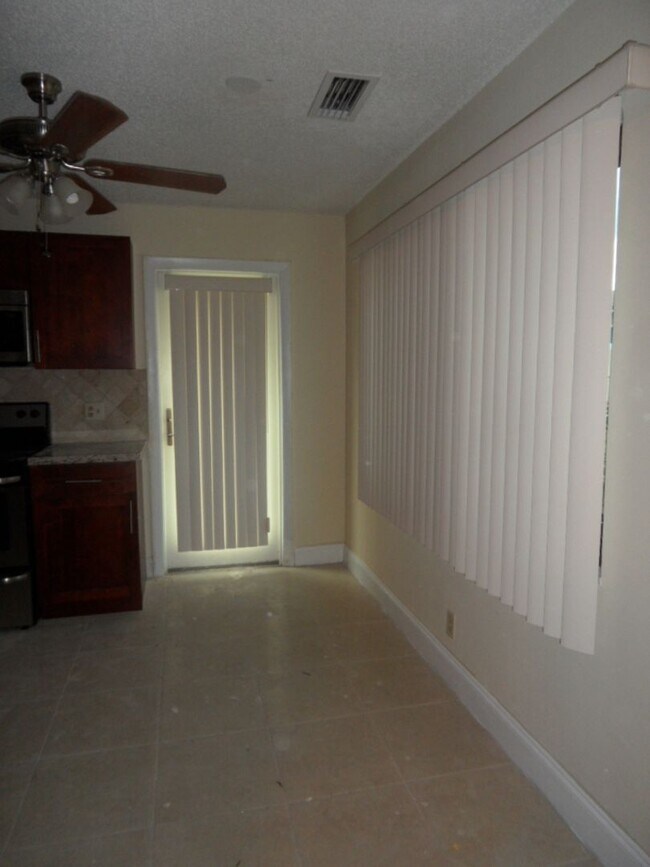 Building Photo - 2724 - YEAA Duplex