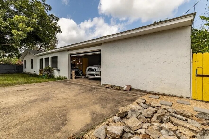 Building Photo - 463 Sprucewood Ln