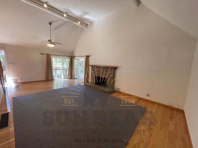 Building Photo - Bright Adorable Home in Incline! Dog Friendly