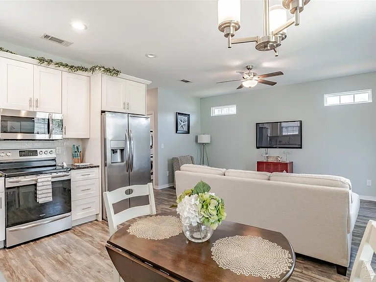 Building Photo - 804 W Belmont St