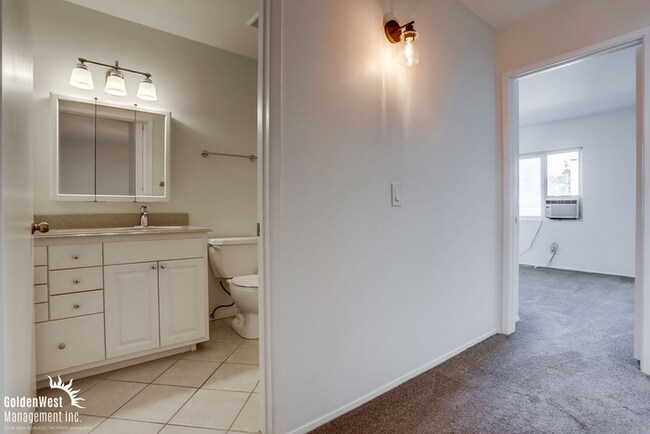 Building Photo - Charming 2Bdm 1Ba Condo with Modern Upgrades in Lakeside!