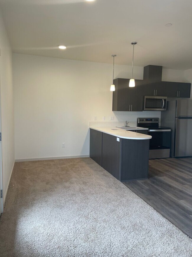 Building Photo - Studio Apartment in the Heart of Redmond