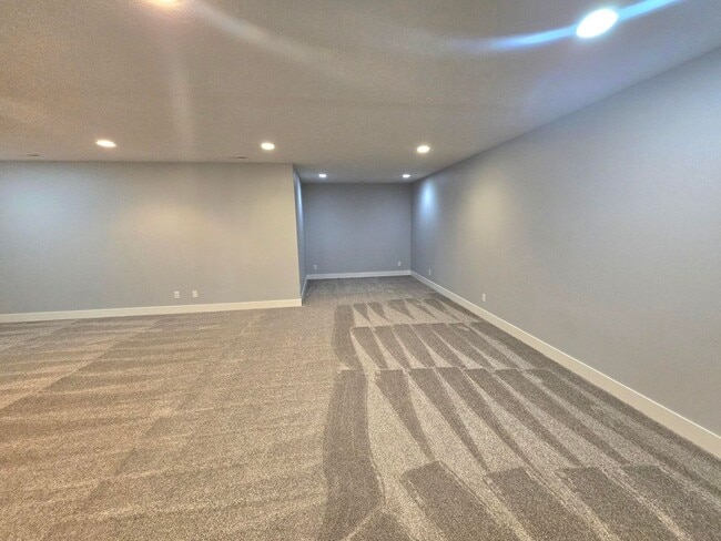 Building Photo - 5 Bedroom/3Bath Single Family Home