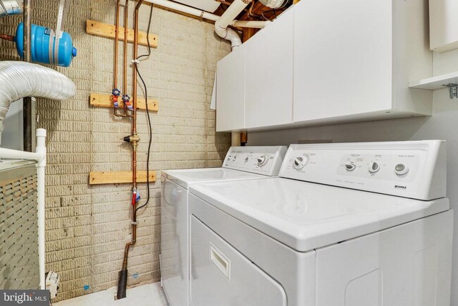 Building Photo - 4037 Fairfax Center Hunt Trail