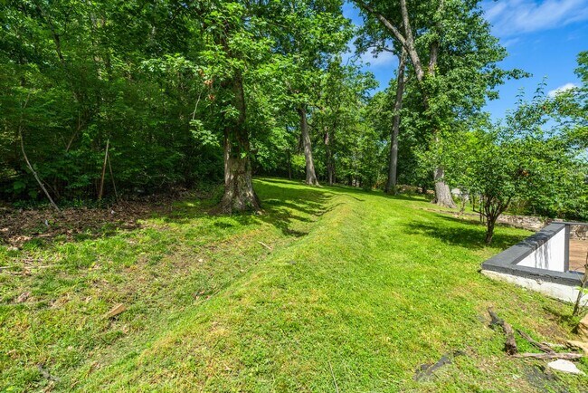 Building Photo - Amazing 3BE/2BA home in the West Meade & Hillwood Estates area!