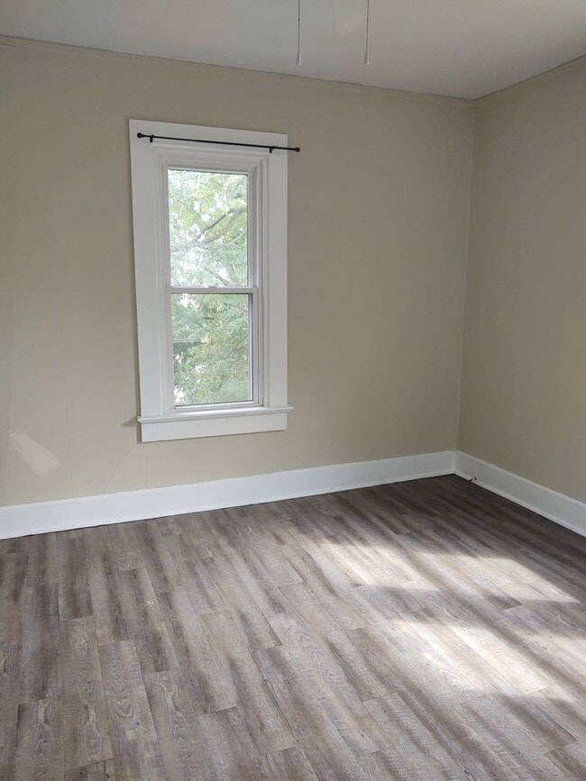 Building Photo - Very Large 4 Bedroom 2 Bath House