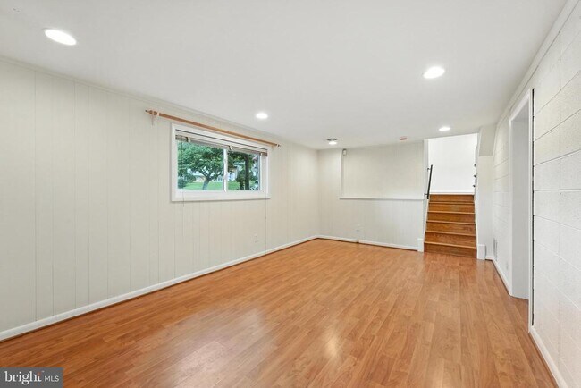 Building Photo - 5011 Roslyn Rd