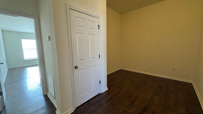 Building Photo - 2 Bedroom 2.5 bath town home in Bartram!