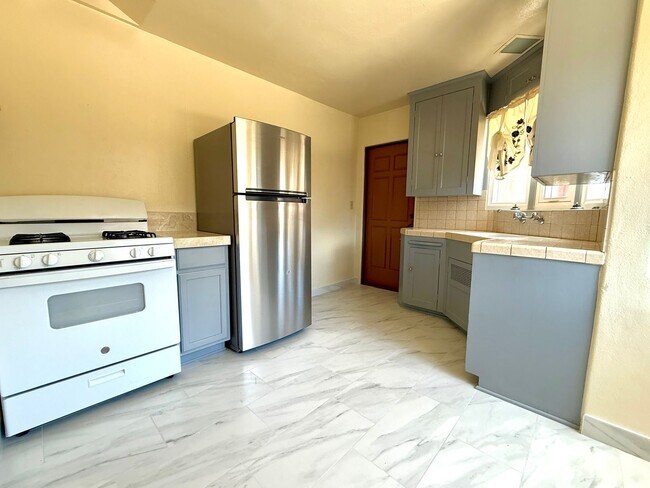 Building Photo - MOVE IN NOW! Cozy Two Bedroom! Shared Outdoor Space!