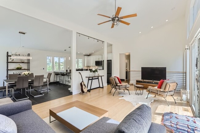 Building Photo - GORGEOUS 4BD/ 3BA MOUNTAIN HOME in Boulder, CO- Available 7/10/26!