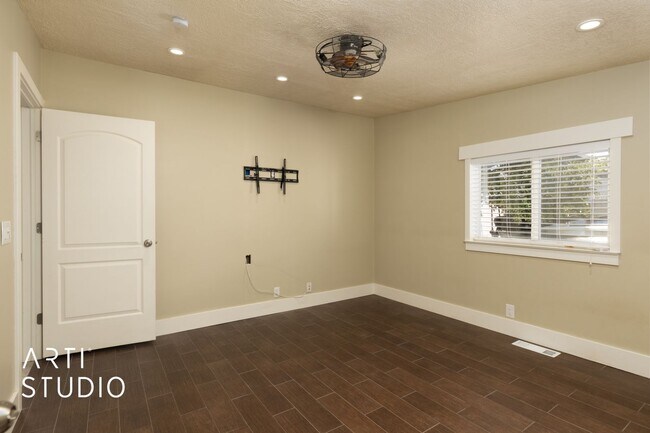 Building Photo - **Stunning 4-Bedroom Home with Modern Amen...